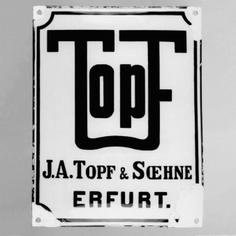 Schriftzug J. A. Topf Söhne Erfurt mit Logo auf weißem Untergrund