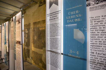 Fahnen und Plakate einer Ausstellung