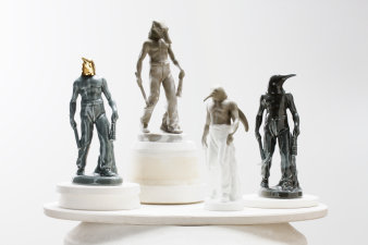 Foto: Alim Pash-Tan: Tehut und Apuat, 2017 © Alim Pash-Tan und Porzellanmanufaktur Reichenbach Vier Porzellanfiguren, die ägyptische Götter darstellen