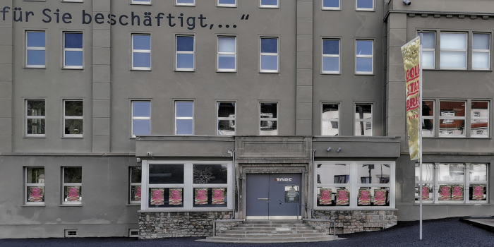 Führung durch die Außenausstellung des Erinnerungsortes Topf & Söhne