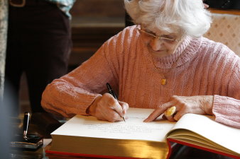 Éva Fahidi-Pusztai beim Eintrag in das Goldene Buch der Landeshauptstadt.