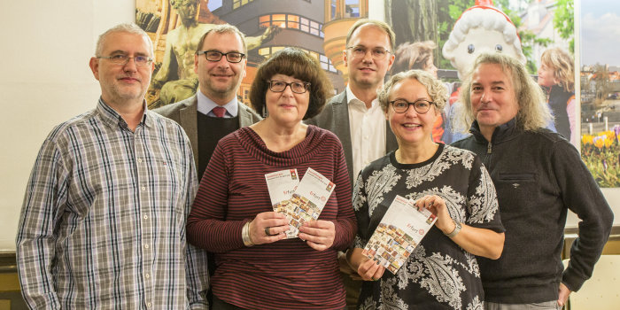 Sechs Personen, die das Programm der Erfurter Museen 2018 in den Händen halten
