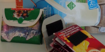 Foto: Tetra-Paks und Portemonnaies, die daraus gebastelt sind © Stadtverwaltung Erfurt Bunte Getränkekartons und daraus gefaltete Geldbörsen