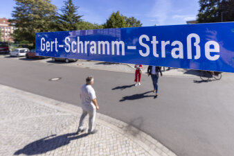 Auf einem Straßenschild in Erfurt steht: Gert-Schramm-Straße.