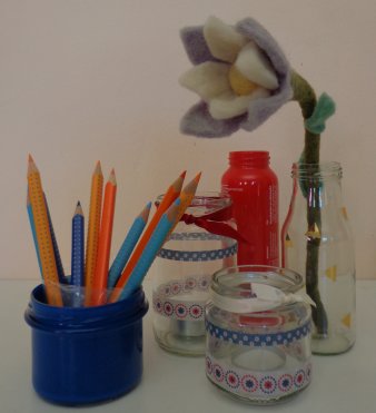Verzierte und beklebte Gläser, in denen Stifte aufbewahrt werden oder Blumen stecken