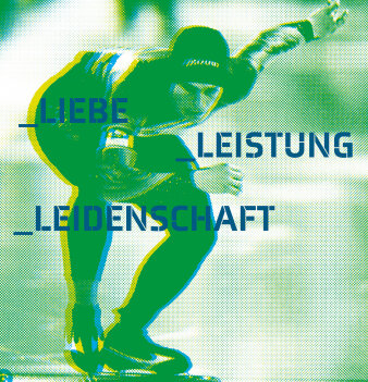 grün eingefärbtes Foto eines Eisschnellläufers mit darüber gelegtem Schriftzug "Liebe Leistung Leidenschaft"