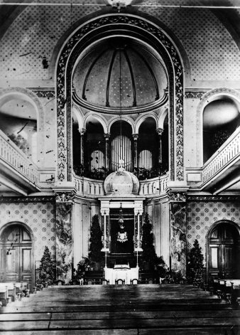 Der Innenraum der großen synagoge. Großer Saal mit Kuppel, Bänken und Orgel. Blick zum Altar