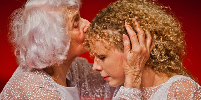 Foto: Premiere von "Sea Lavender" mit Éva Pusztai und Emese Cuhorka in Budapest am 13. 10. 2015 © Csaba Mészáros eine ältere und eine jüngere Frau