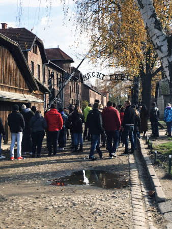 Großes schwarzes Tor mit Inschrift "Arbeit macht frei"