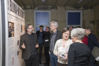 Mehrere Personen in einer Ausstellung.