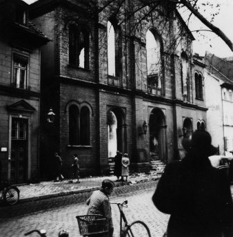 Schwarzweiß-Fotografie einer niedergebrannten Synagoge