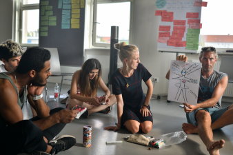 Im Kreis sitzende Menschen im Gespräch