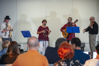 Eine Band spielt vor Publikum