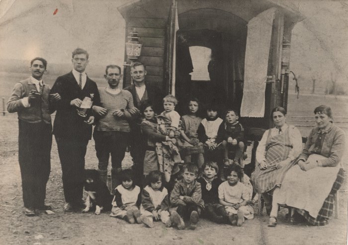 Schwarz-Weiß Foto von zehn Kindern und sechs Erwachsenen