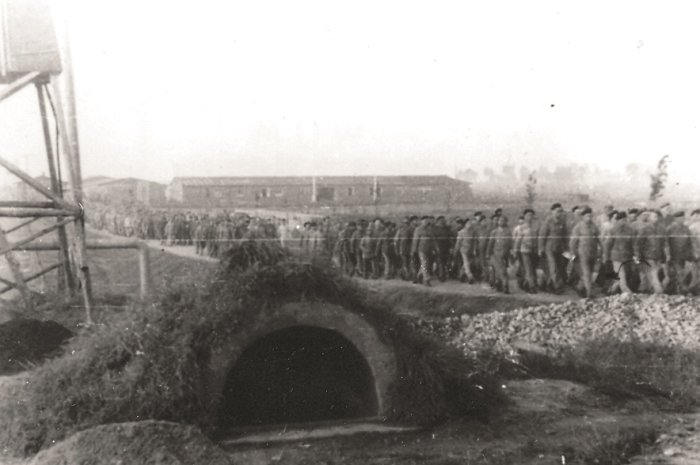 Häftlinge auf dem Weg vom KZ Buna-Monowitz zur Baustelle der IG Farben Schwarz-Weiß Foto von einer Häftlingskolonne