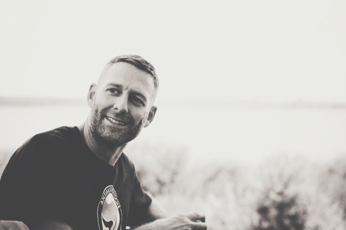 Marcus Staiger Schwarz-weiß Fotografie von einem Mann