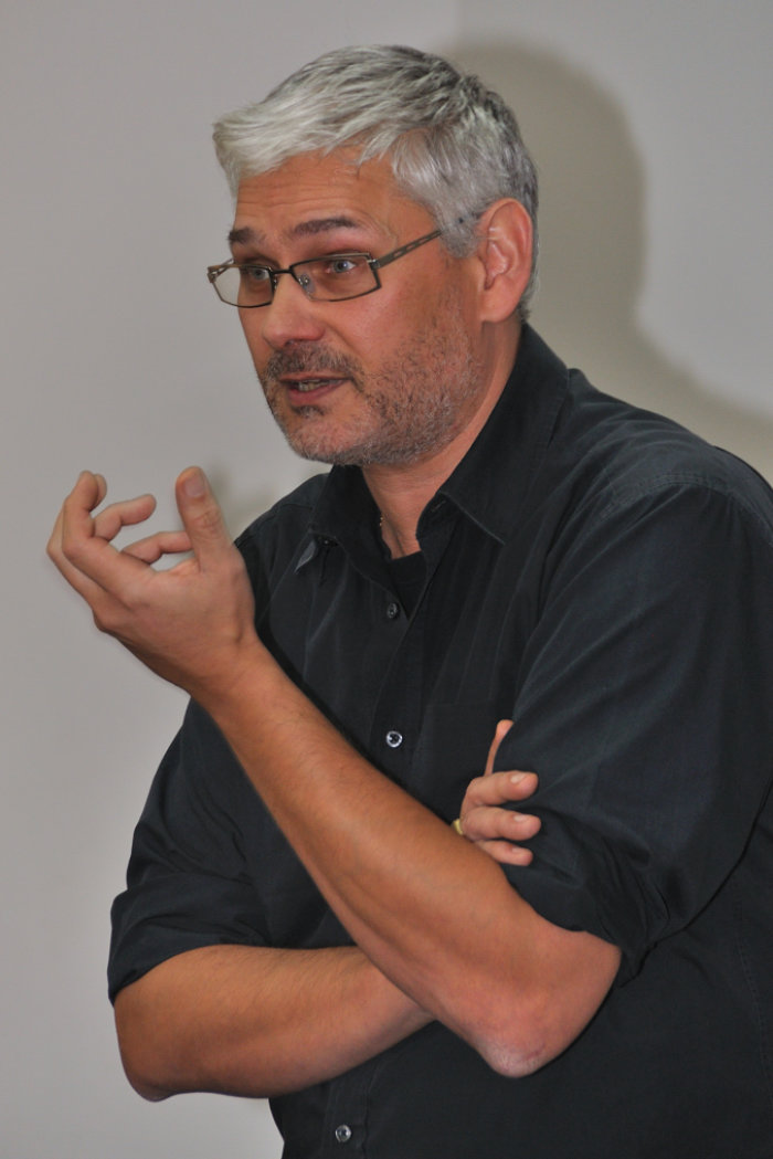 Gerd Berghofer Farbfotografie von einem Mann bei einem Vortrag
