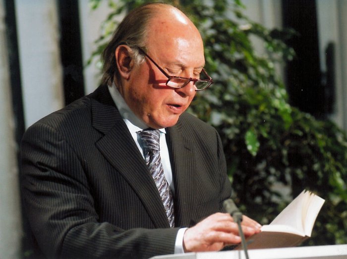 Imre Kertész in der Gedenkstätte Buchenwald Älterer Mann spricht an einem Rednerpult
