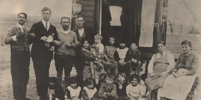 Schwarz-Weiß Foto von zehn Kindern und sechs Erwachsenen