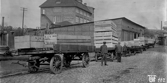 Alte schwarz-weiß Fotografie von einem Fabrikgelände 