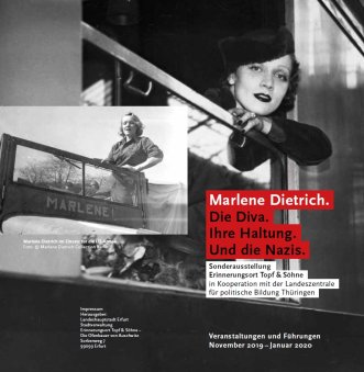Das Titelbild zeigt Informationen zur Ausstellung und im Hintergrund zwei schwarz-weiß Bilder von Marlene Dietrich.