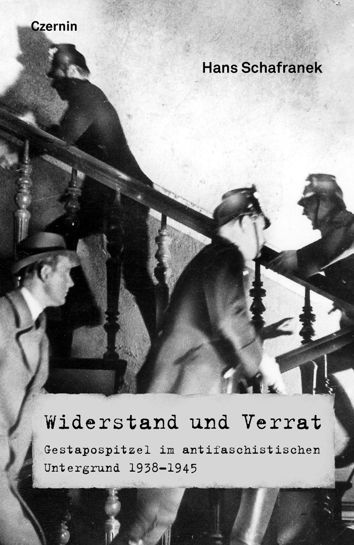 Titelbild Hans Schafranek Widerstand und Verrat Drei Männer in Uniformen aus den dreißiger, vierziger Jahren und ein Mann in Zivil rennen ein Treppenhaus hinauf.