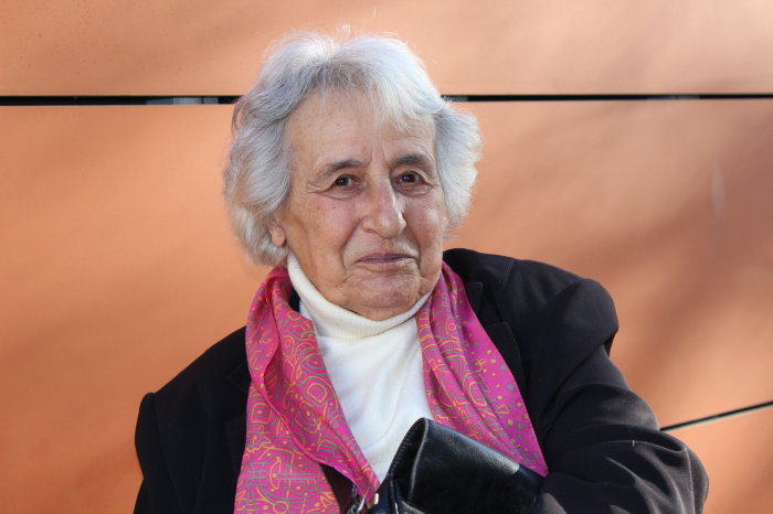 Anita Lasker-Wallfisch Eine ältere Frau sitzt auf einem Stuhl.