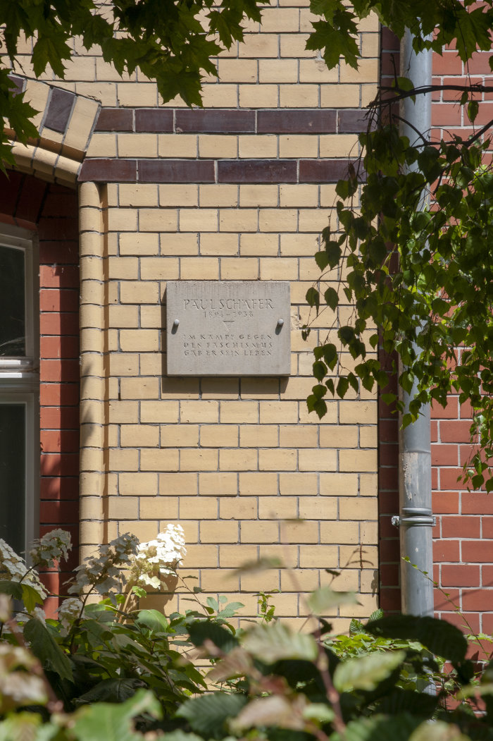 Gedenktafel auf Hauswand mit Inschrift: Paul Schäfer 1894-1938. Im Kampf gegen den Faschismus gab er sein Leben.