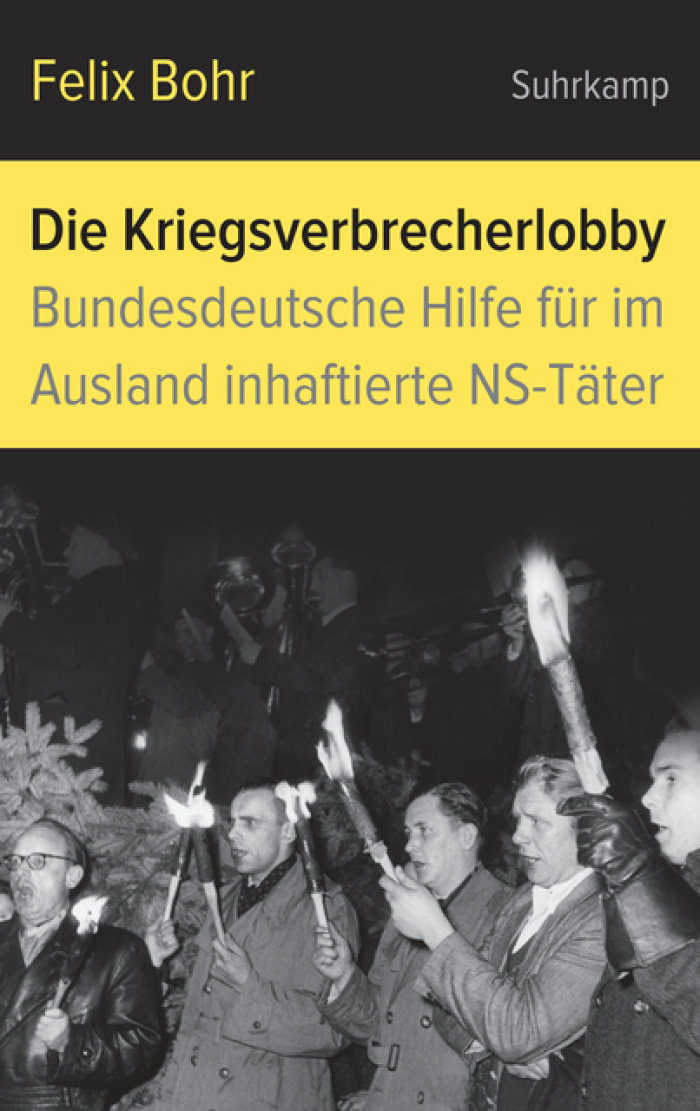 Titelbild Felix Bohr, "Die Kriegsverbrecherlobby. Bundesdeutsche Hilfe für im Ausland inhaftierte NS-Täter" Titel und Name des Autors sind abgebildet. Auf dem Titelbild sind singende Männer mit Fackeln zu sehen.