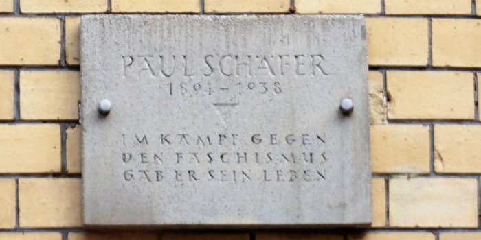Steintafel an Hauswand mit der Inschrift: Paul Schäfer 1894 – 1938. Im Kampf gegen den Faschismus gab er sein Leben.