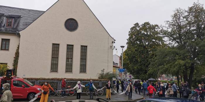 Die „Umarmung der Synagoge“ – Gedenken an den Anschlag in Halle