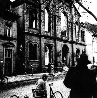 Schwarzweiß Foto Außenasicht der zerstörten Synagoge