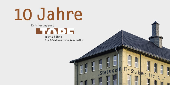 Ein Logo mit dem Schriftzug "10 Jahre Erinnerungsort Topf & Söhne" und ein Foto von einem Gebäude.