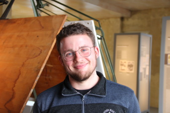 Roman Lehe, Freiwilliger im FSJ-Kultur Ein Mann mit Brille in einer Ausstellung.