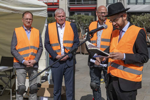 Gedenkgebet "El male rachamim", vorgetragen von Landesrabbiner Alexander Nachama, hier in der deutschen Übersetzung