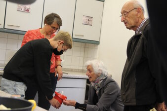 Vier Personen die in einer Küche kochen