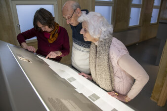 Éva Fahidi-Pusztai,  ihr Lebensgefährte Andor Andrási und PD Dr. Annegret Schüle in der Dauerausstellung 