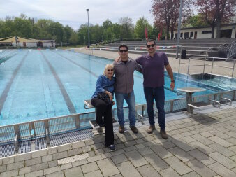 Eine Frau und zwei Männer in einem Freibad