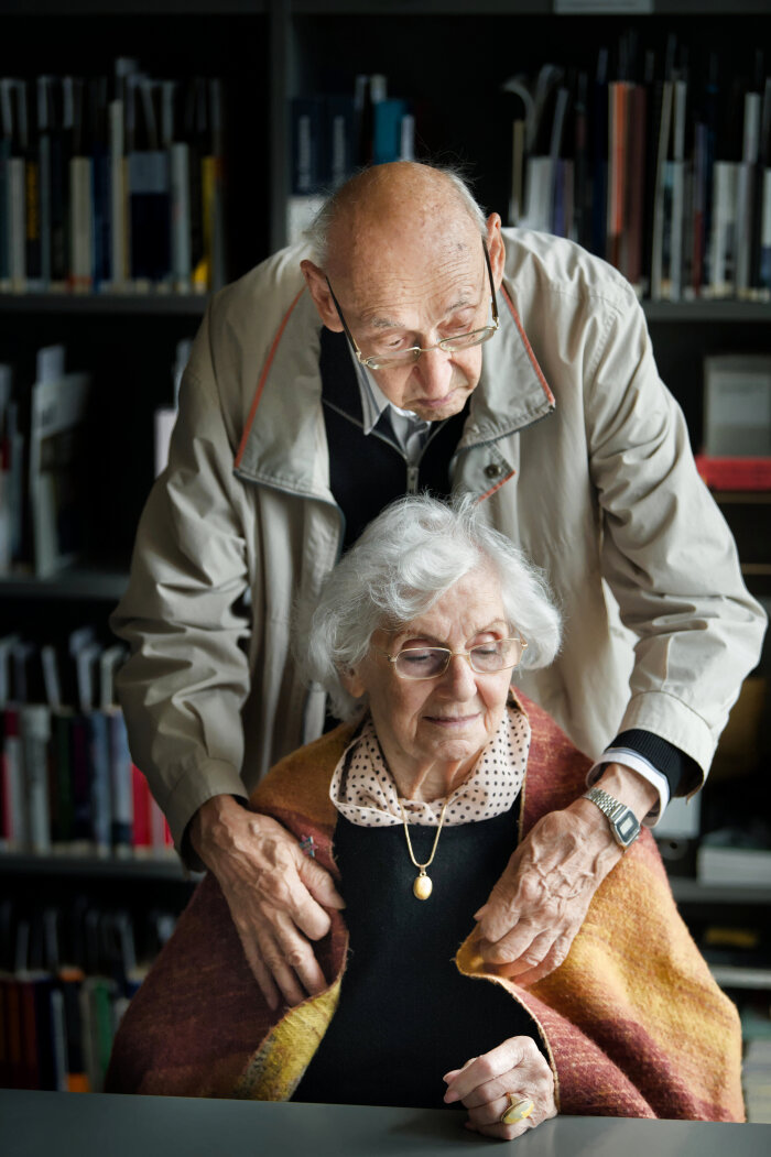 Zwei ältere Menschen die sich umarmen 