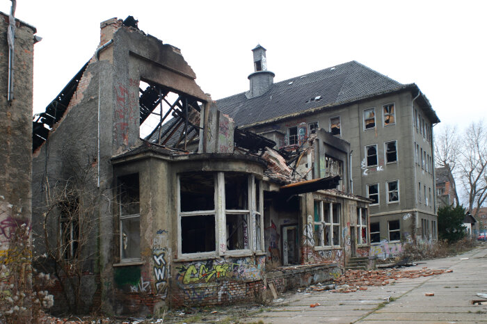 Ruine des Versand- und Bürogebäudes Zerfallenes Haus
