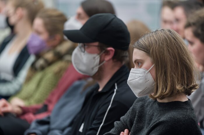 Veranstaltung im Erinnerungsort Topf & Söhne jugendliche mit Maske die in einer Reihe sitzen