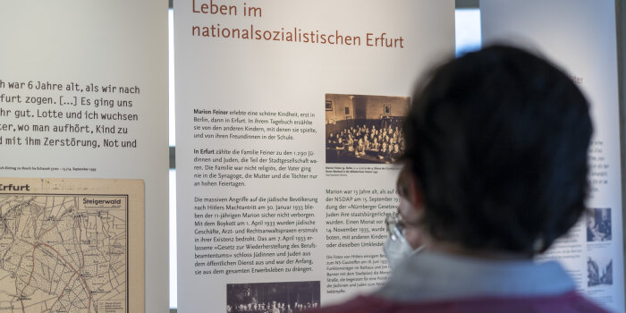Fahne mit Bildern und Text, mit der Überschrift Leben im nationalsozialistischen Erfurt 