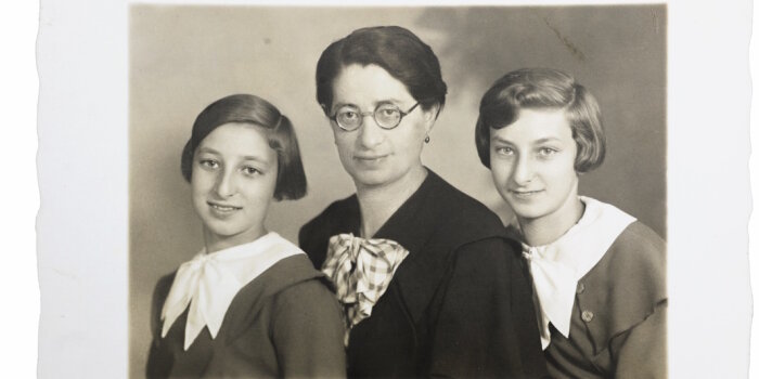 Schwarz weiß Bild mit drei Frauen von 1933