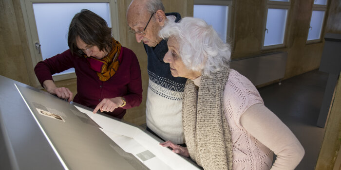 Éva Fahidi-Pusztai,  ihr Lebensgefährte Andor Andrási und PD Dr. Annegret Schüle in der Dauerausstellung 