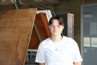 Junge Person in Ausstellung