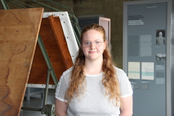 Junge Person in Ausstellung