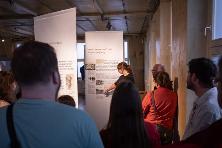 Besucher/-innen bei der Führung durch die Sonderausstellung Miriams Tagebuch