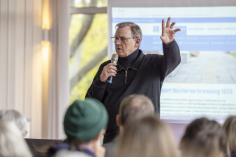 Mann mit Mikrofon in der Hand
