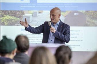 Mann mit Mikrofon in der Hand