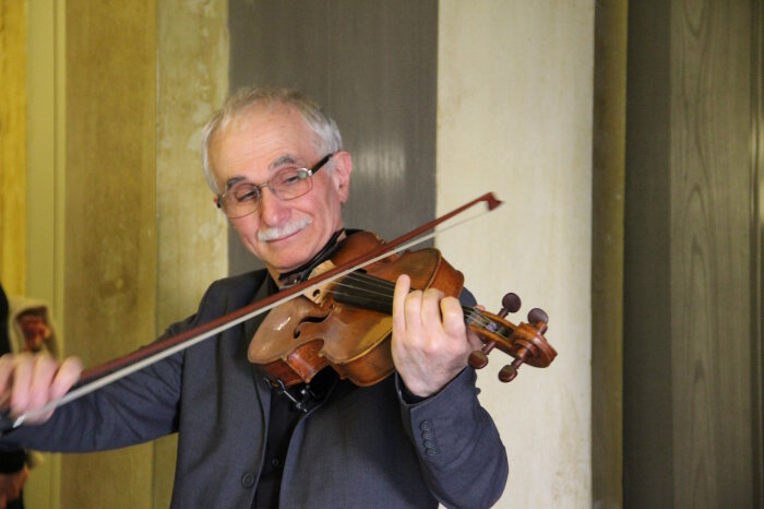 Lev Guzmann Mann mit Geige